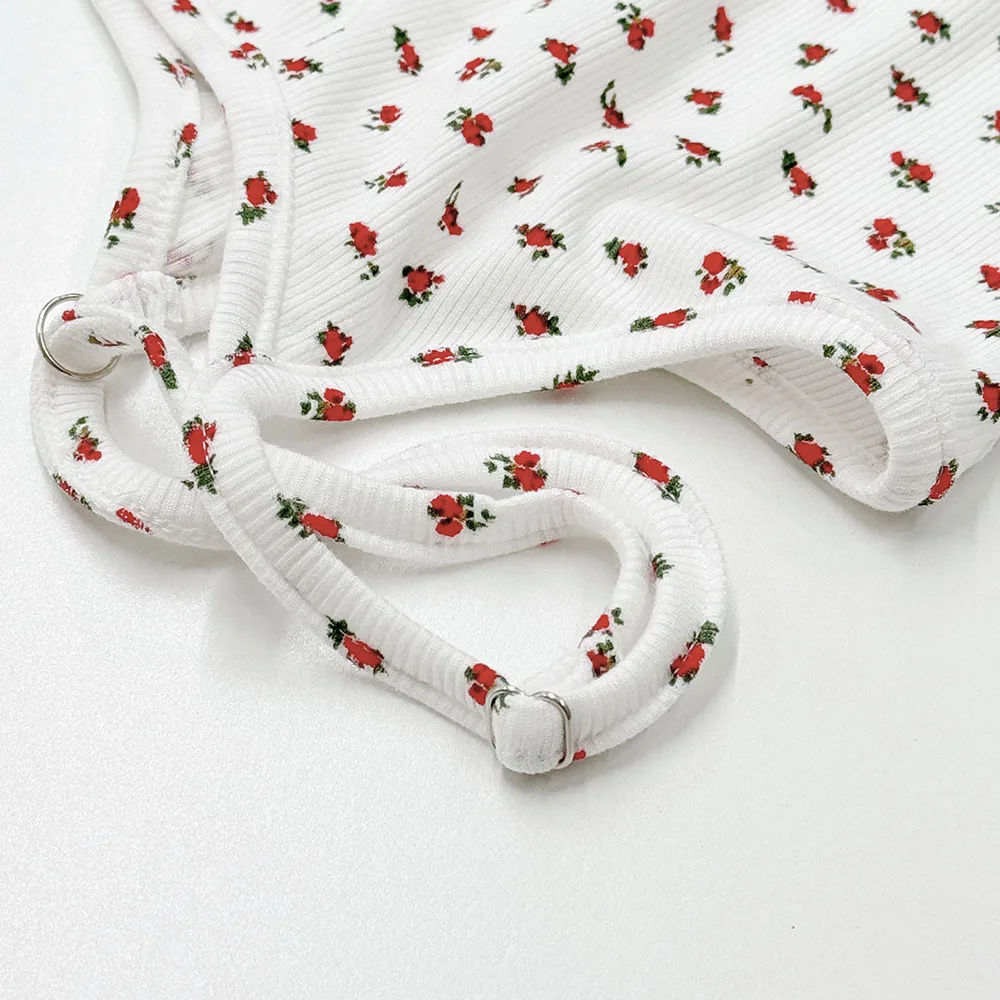 ชุดเดรสสายเดี่ยวพิมพ์ลายดอกไม้เล็กๆ สายสปาเก็ตตี้บางเฉียบ เหมาะสำหรับวันหยุดพักผ่อนที่ชายหาดและฤดูร้อน