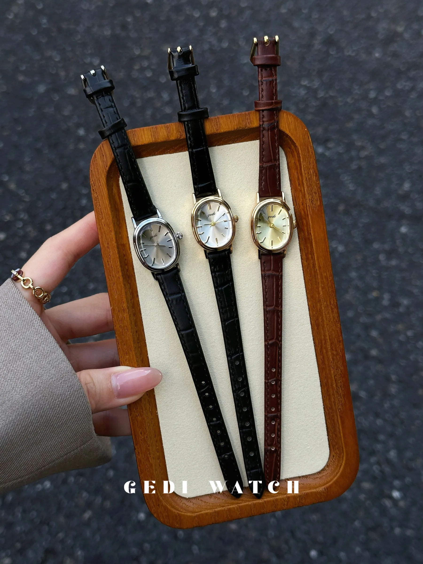 2026 New Vintage Brown Women's Watch Luxurious Niche Student-Friendly Versatile Sophisticated, Elegant Leather Quartz Wristwatch
