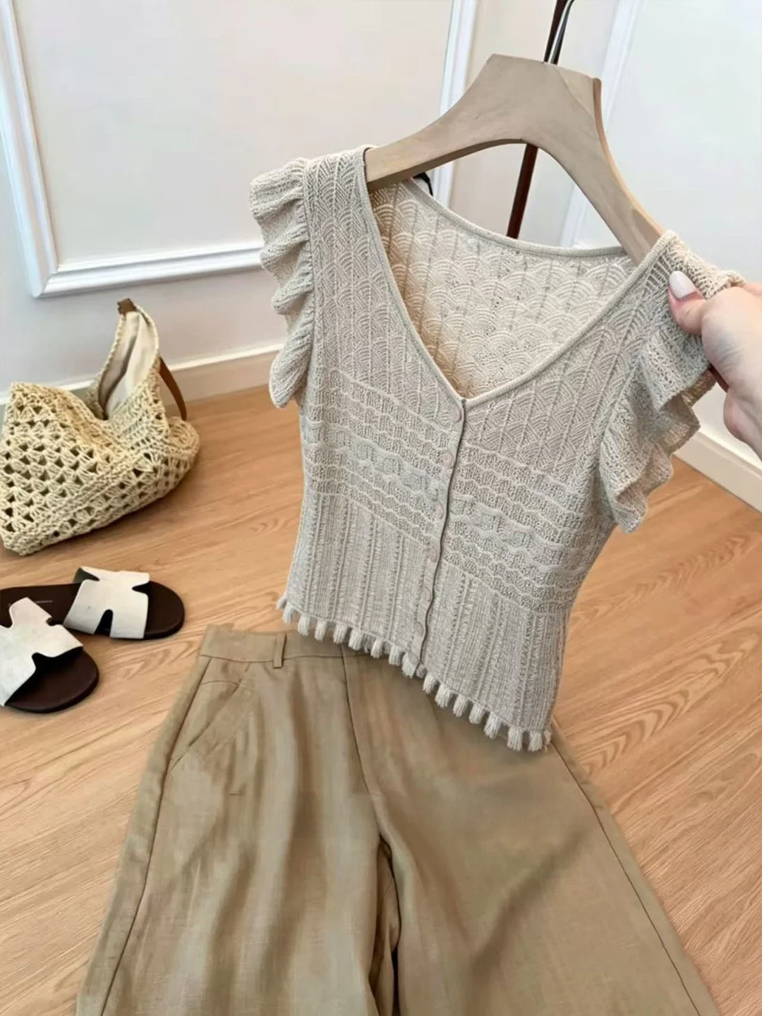 

Ice Silk Knitted Top V-Neck Puff Sleeve Casual Commute Summer 2026 Women's Fashion Straight Cut Short Sleeve Single Button Cl...