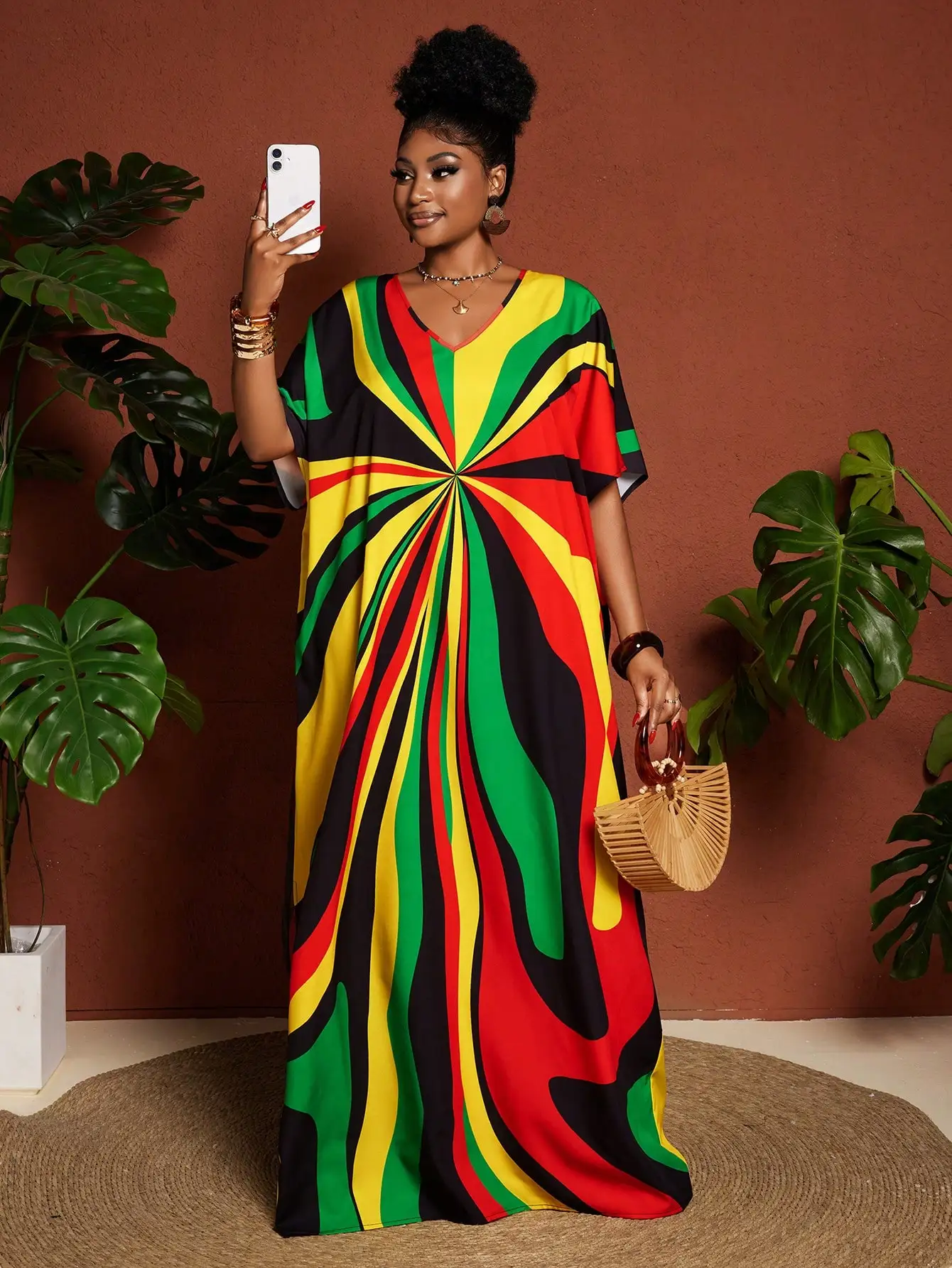 

Свободное платье макси с V-образным вырезом, короткими рукавами и ярким спиральным принтом