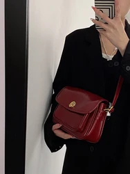 Modna teksturowana torba na ramię w kolorze czerwonego wina dla kobiet Klasyczna torba na ramię ze skóry PU z klapką Lady Commuter Handbags