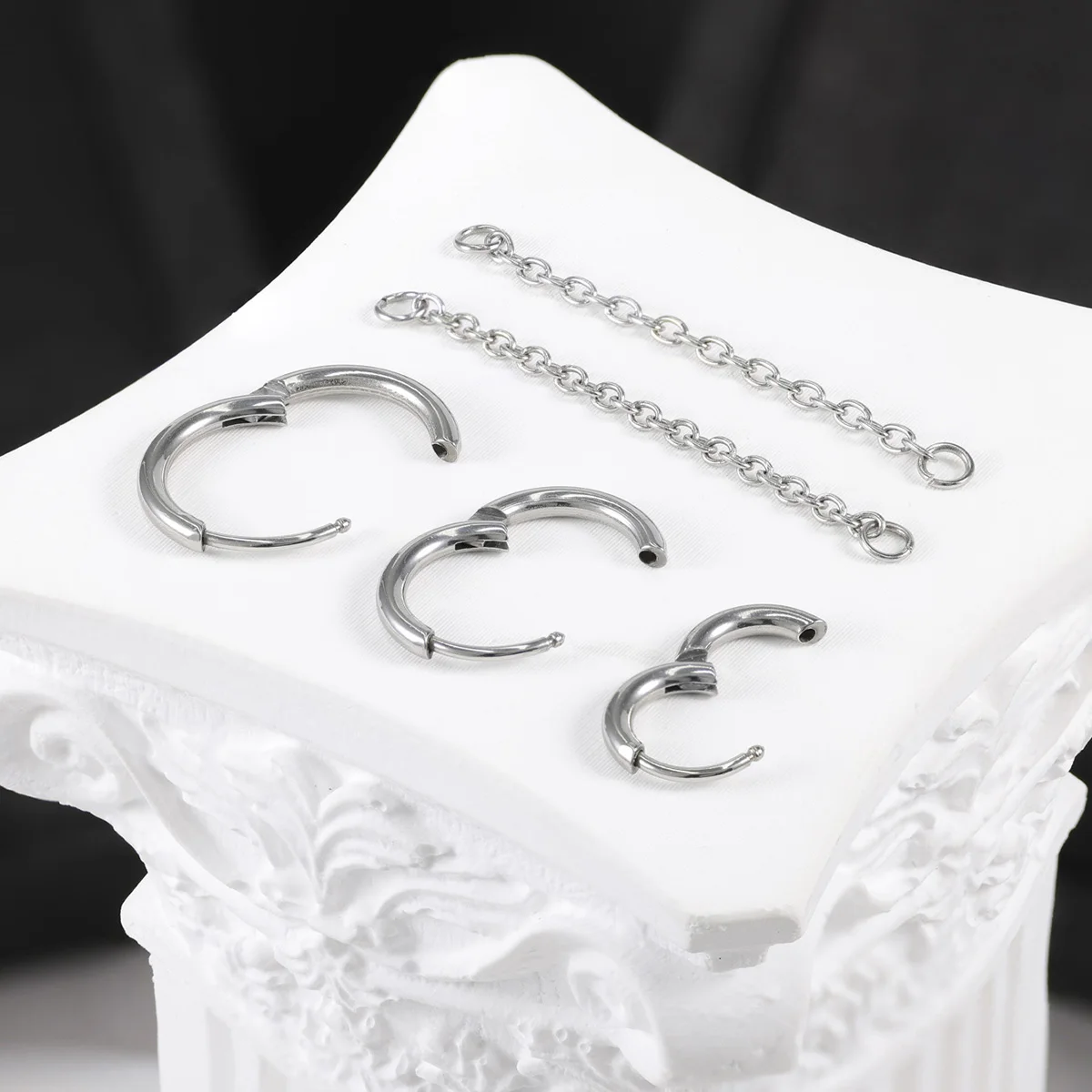 1 Piece A Unique Steel-Colored 18k Gold-Plated Chain Handcuff Hoop Earring With Three Piercings And A Dangling Spiral Pendant