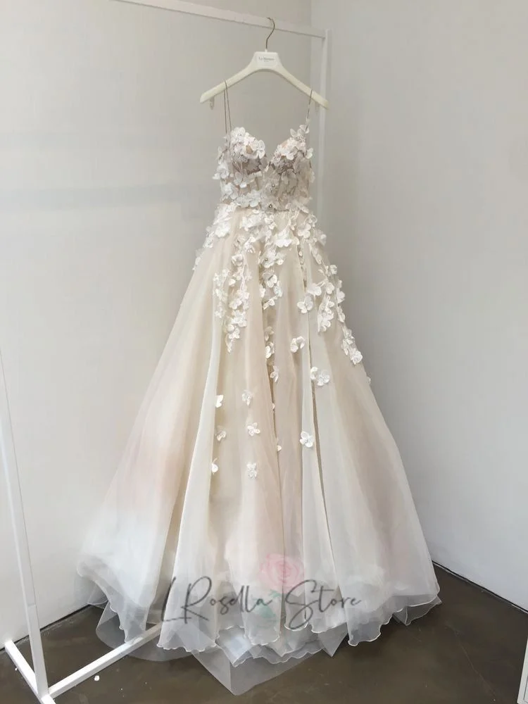 Robes de mariée à fleurs 3D faites à la main avec appliques en dentelle, robe A-ligne personnalisée pour les patients, train de balayage, longueur au sol, perles simples