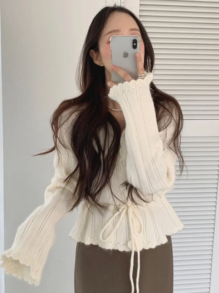 

Шикарный женский свитер с V-образным вырезом и приталенным силуэтом для ранней весны 2026 года, модный трикотаж из полиэфирного волокна, омолаживающий образ