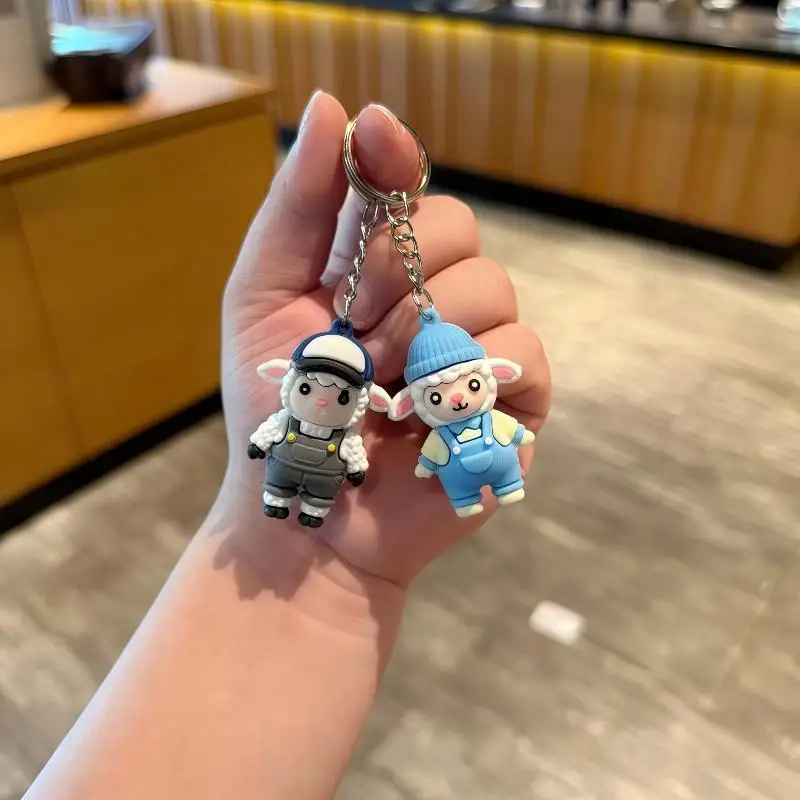 Niedliche Cartoon-Schaf-PVC-Schlüsselanhänger mit hübschen Outfits, robustem Metallring für schöne Taschendekoration, Geschenk für Kinder und Freunde. – Detail 3