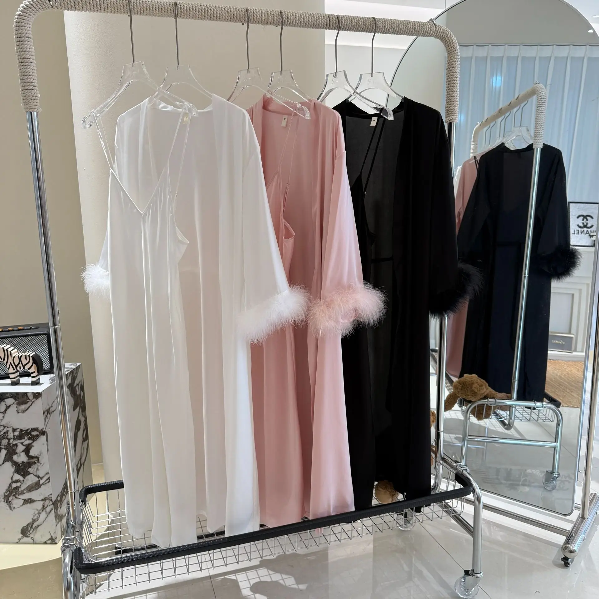 

Комплект свадебного халата во французском стиле: сексуальная ночная сорочка с V-образным вырезом, кимоно с перьевыми рукавами, атласное белье