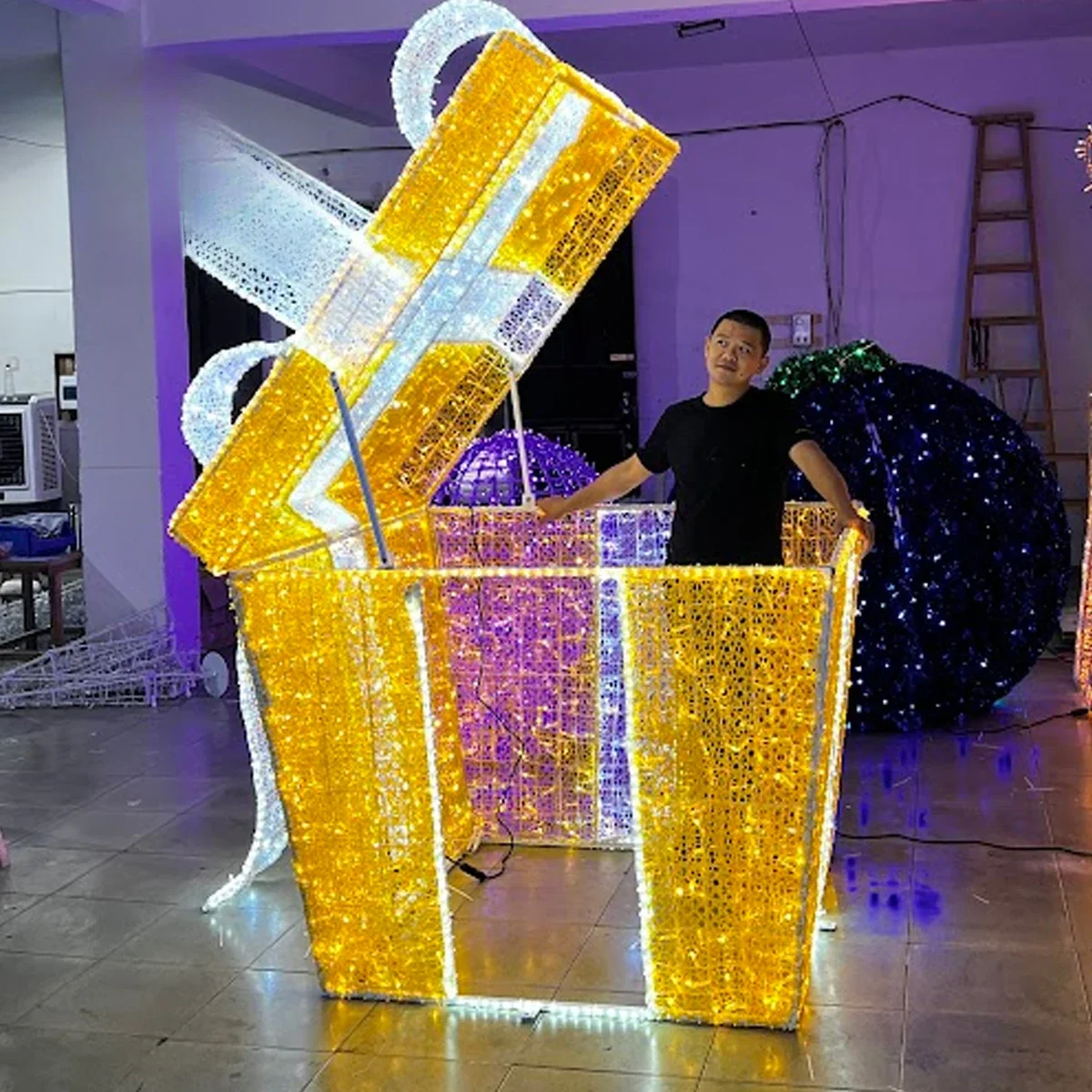 3D Large Outdoor Commercial Giant LED Passing Through Gift Box for Shopping Mall Decoration