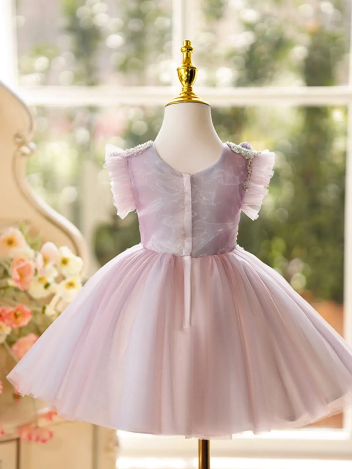 

Платье для девочки на свадьбу или первый Рождественский праздник с цветочной вышивкой из бисера, рукавами с оборками и юбкой из тюля с эффектом омбре