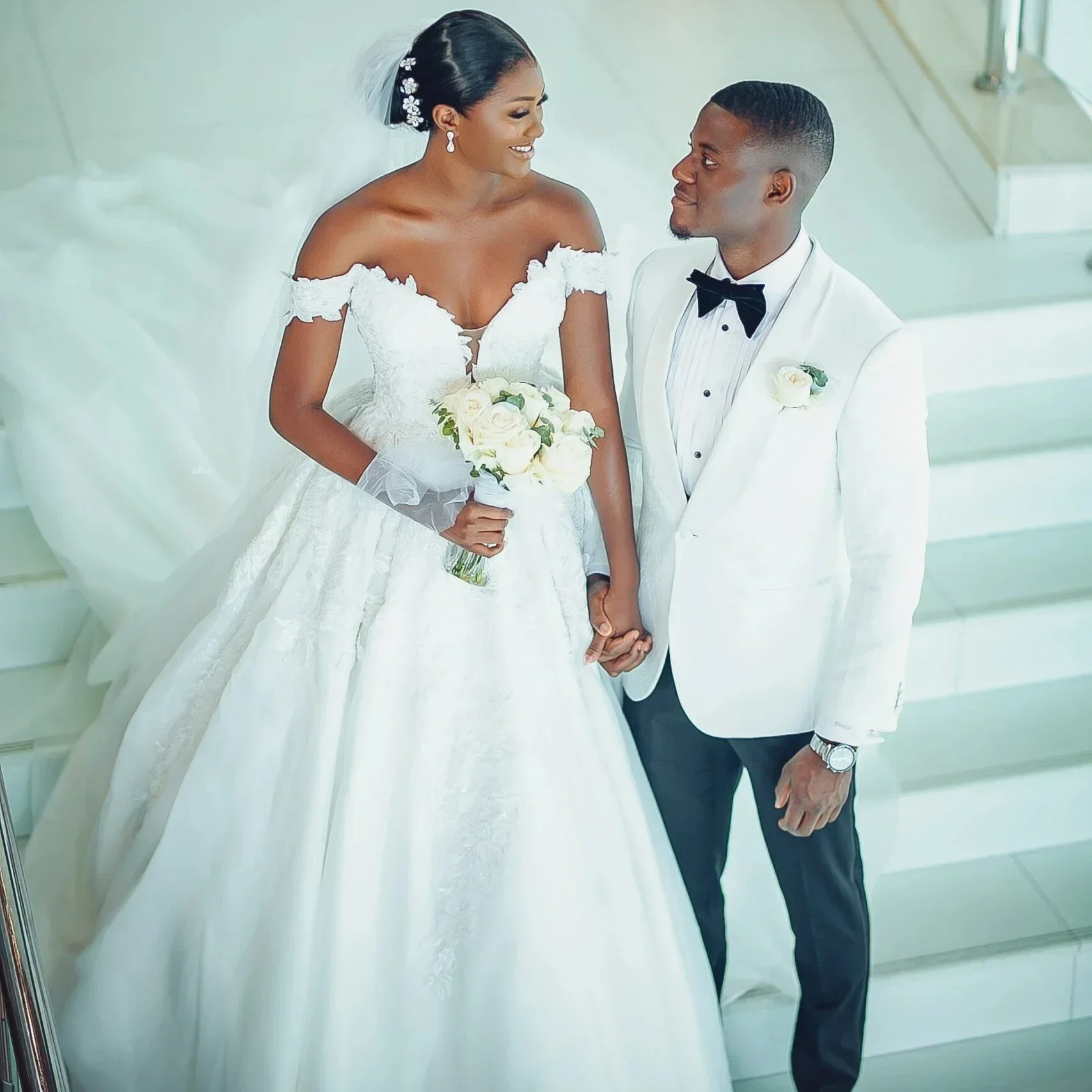 Suknia ślubna z błyszczącymi aplikacjami z koronki, suknia balowa, rozmiar plus size, do kościoła, z odkrytymi ramionami.