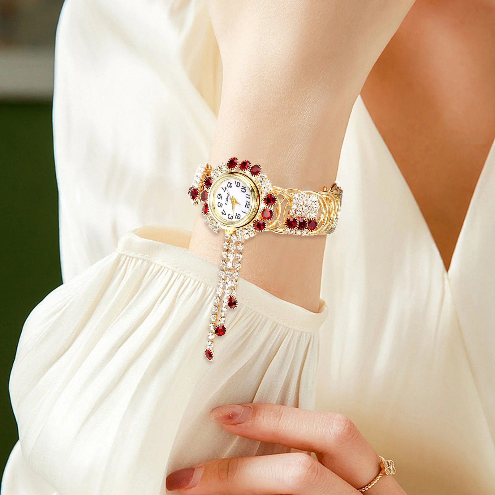 

1Pcs Women Bracelet Watch Creative Alloy Quartz Light Comfortable Fashion Casual Watch for Girls Ladies Gift Lady Watches