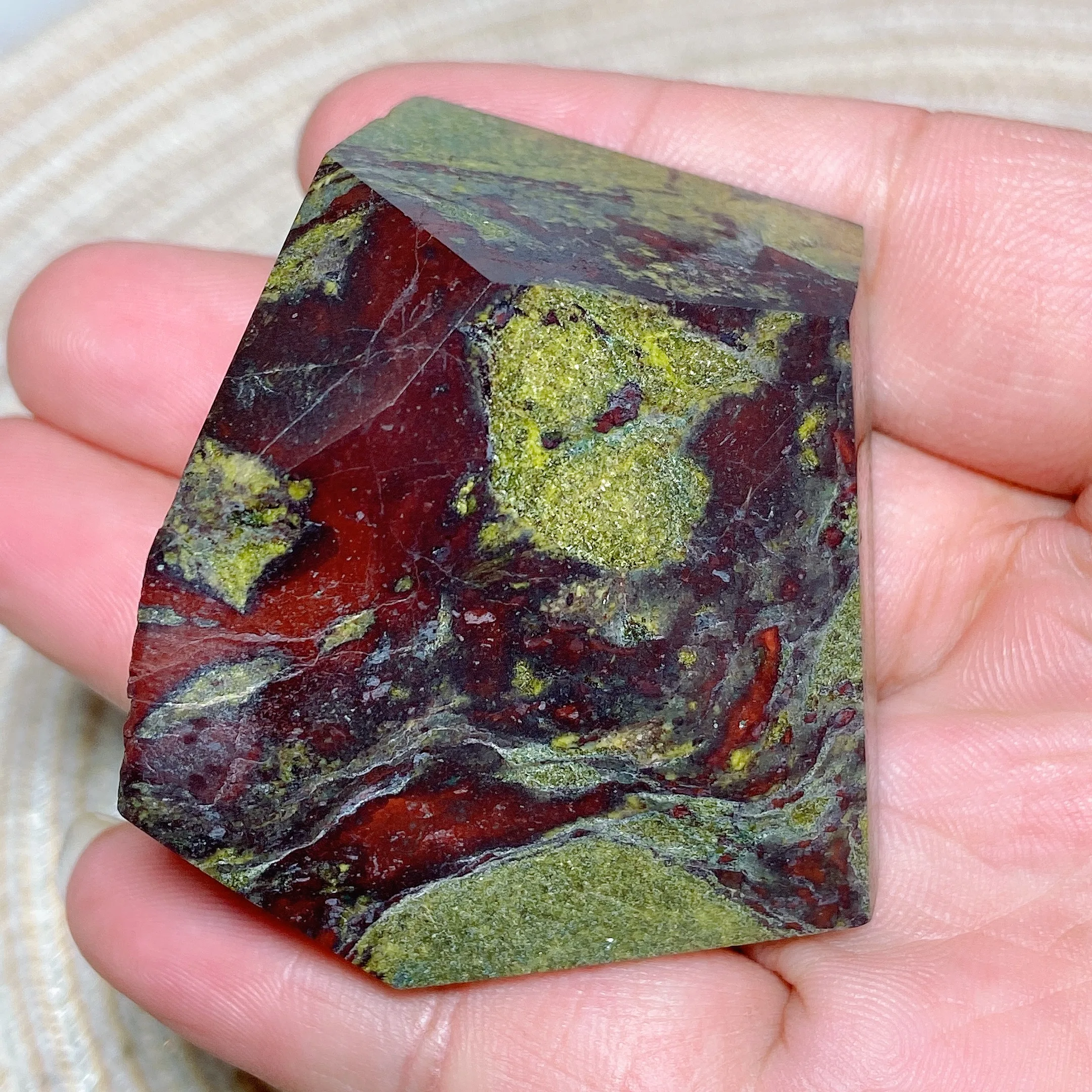 

Natural Crystal Dragon Blood Stone Free Form Healing High Quality Desk Reiki Home Decorations Room Decor Energy Mineral Ore