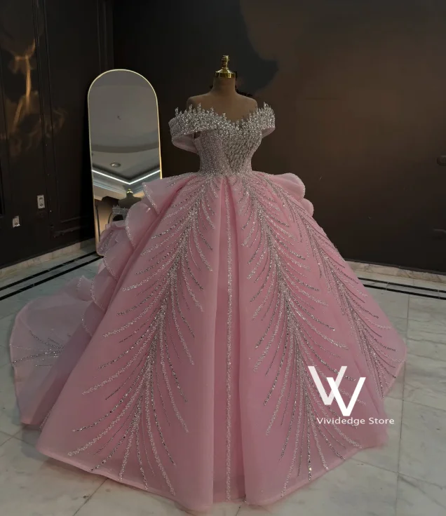 Luxury Sweet 16 Pink Quinceanera Dress Off‑Shoulder Silver Beading Feather Pattern Glitter Tulle Ball Gown Customized שמלת ערב ל