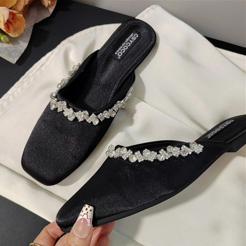 

Роскошные атласные тапочки на плоской подошве со стразами, женские модные сабо с квадратным носком, удобные нескользящие элегантные сандалии, женские шлепанцы