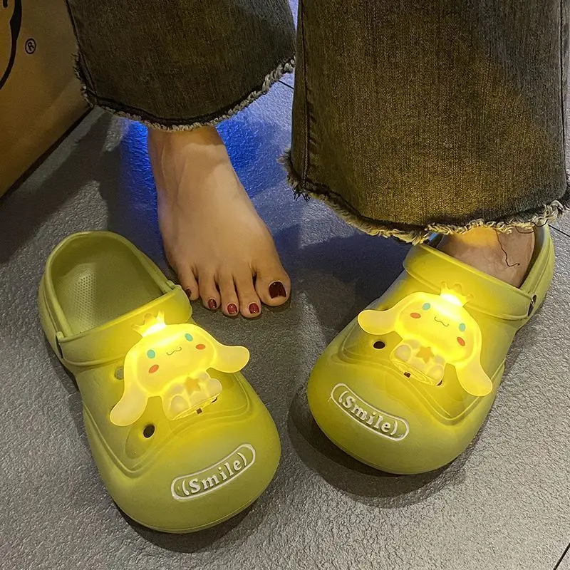 

Светящиеся тапочки Sanrio Cinnamoroll с кристаллами, летние уличные сандалии для девочек, яркие светящиеся забавные домашние тапочки