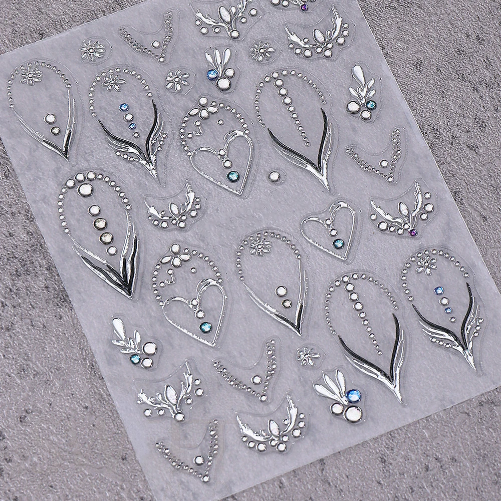 สติกเกอร์ติดเล็บลายหัวใจ 5D ประดับเพชรหรูหราสำหรับวันวาเลนไทน์ 1 ชิ้น ลายเส้นสีเงินแบบฝรั่งเศส  ตกแต่งเล็บด้วยอัญมณีใส