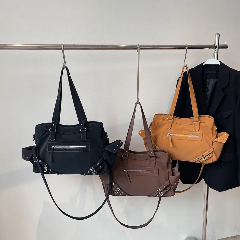 حقيبة كتف نسائية لراكبي الدراجات النارية لعام 2025، محفظة كروس على طراز Y2K، حقيبة سوداء واسعة مع حزام قابل للتعديل للتنقل والمواعدة في المدينة