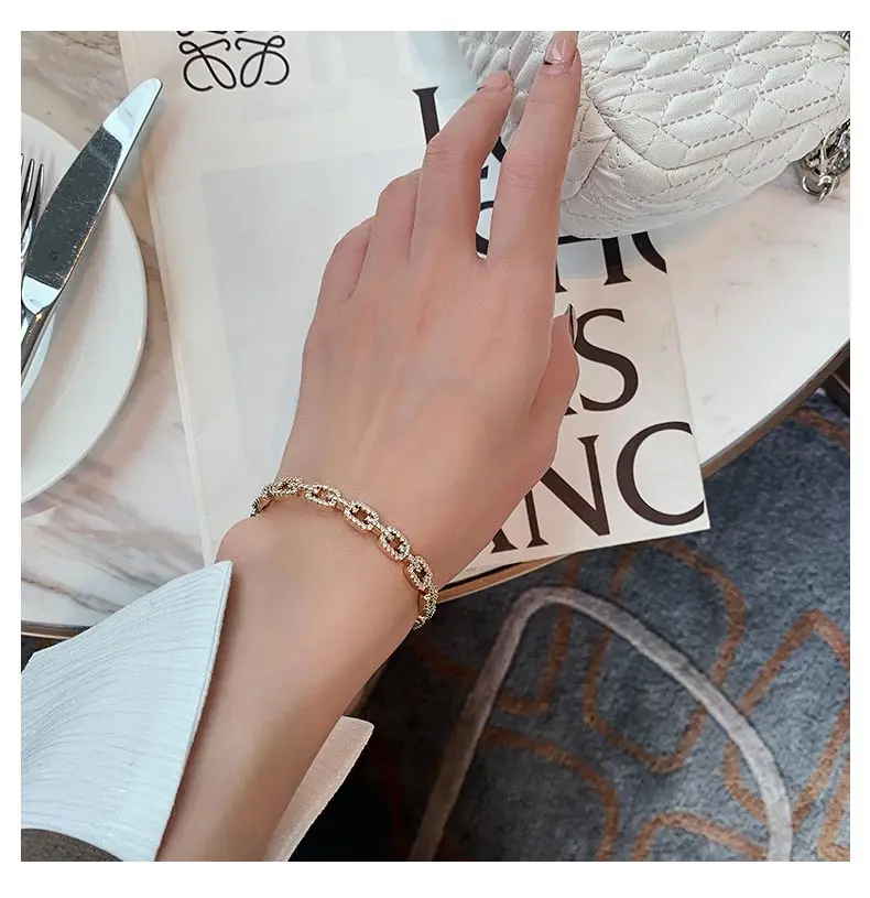 Luxuriöses, mit Mikro-Zirkonen besetztes, 18K vergoldetes Metall-Armband, elegantes Accessoire für Damen, trendiger Schmuck für Weihnachtsfeiern. – Detail 8