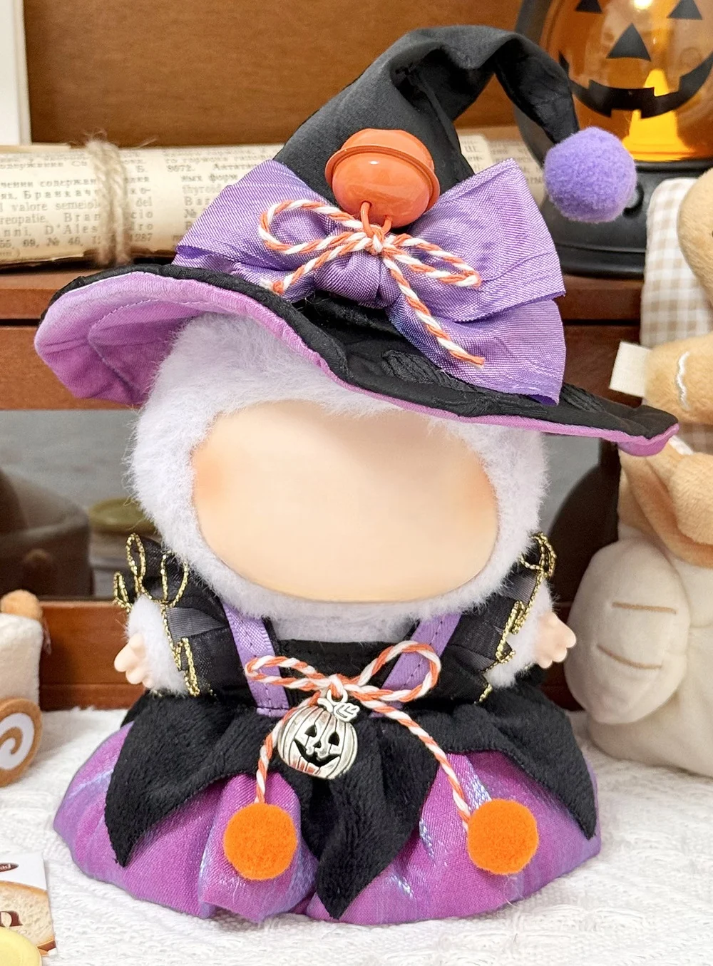 Costume da bambola piccola strega di Halloween Costume da bambola con scatola cieca da 17 cm Set da due pezzi con cappello magico della serie ad alta energia anteriore