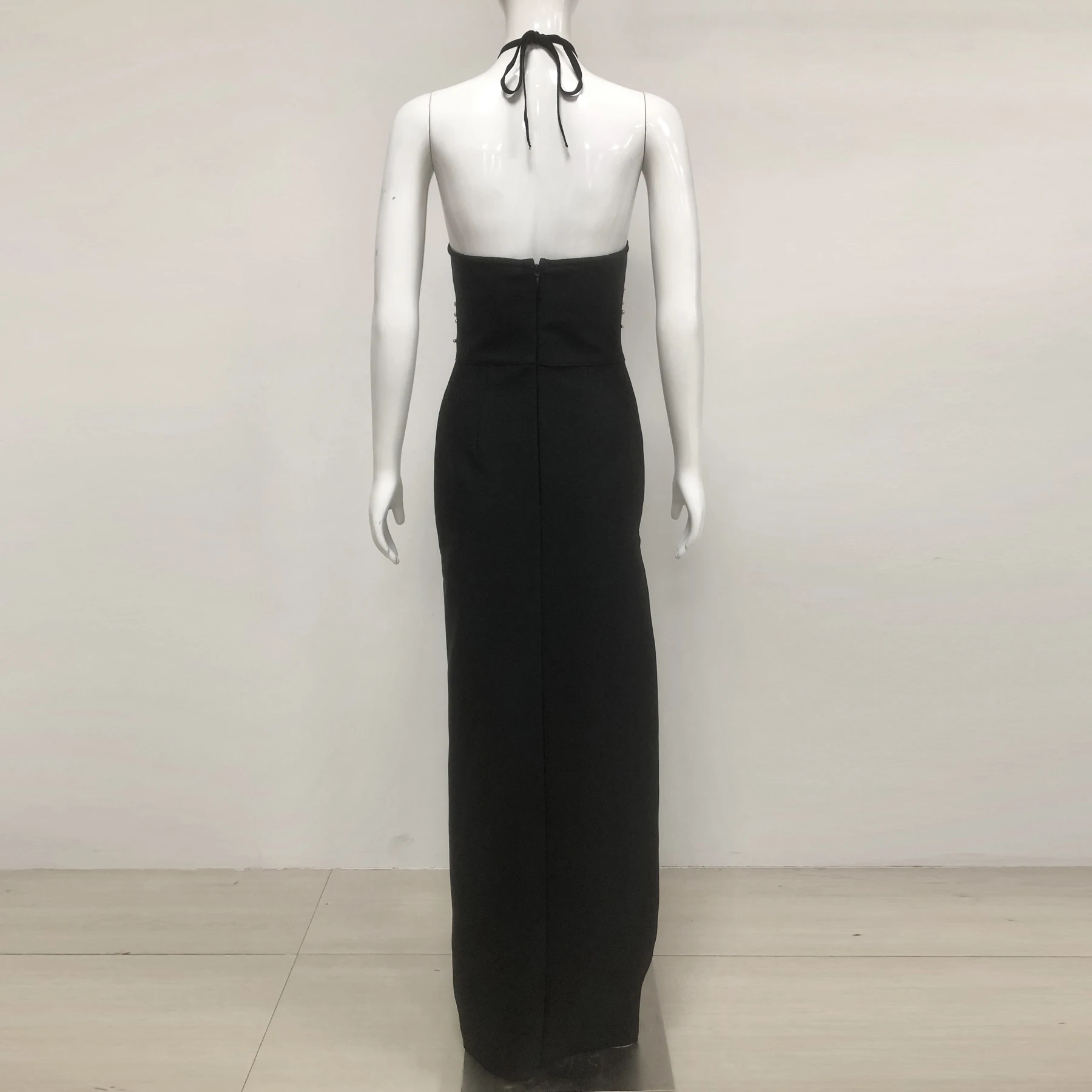 فستان فاخر بأشرطة سوداء طويلة مع زخرفة مسمار ذهبي - فستان سهرة رسمي برقبة رسن بفتحة عالية