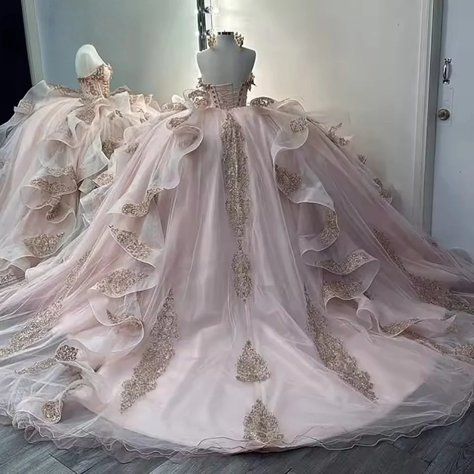 الوردي قبالة الكتف الكشكشة فساتين Quinceanera الكرة ثوب الذهب يزين الدانتيل الحلو 15 Anos المكسيكي مخصص