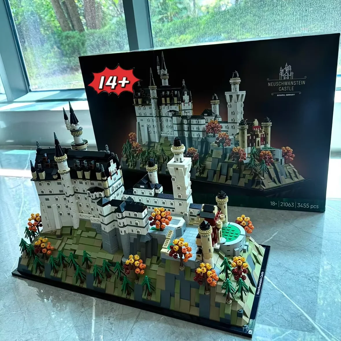 MINISO Neuschwanstein Castle المعماري أطقم منمذجة القلعة الأوروبية الغابات المشهد اللبنات لعبة هدية عيد الميلاد
