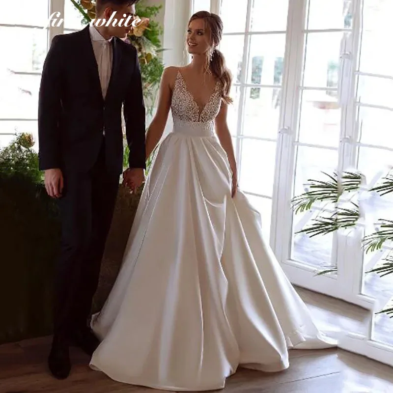 

Customized Demure Deep V Neck Wedding Dress Floor Length Boho Robe De Mariage Lace Appliques Bride Gown Nouveauté