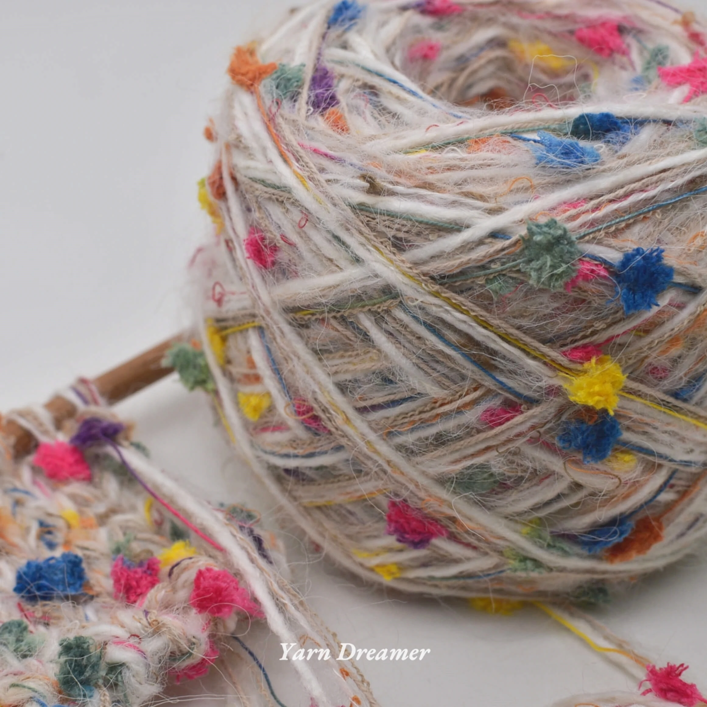 قوس قزح بوم بوم وشاح الحياكة غزل البيج متعدد الألوان غزل سميك لخيوط صوف الكروشيه للحياكة