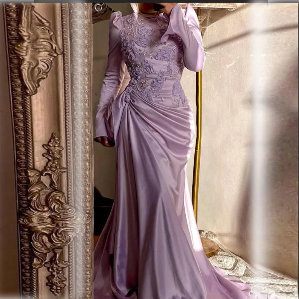 Maßgeschneiderte florale Hijab-Abschlussballkleider, O-Ausschnitt, volle Ärmel, drapiertes Abendkleid, Falten, Satin, Lila, Abiye, formelles Partykleid