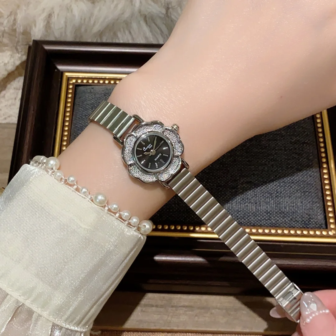 ساعة ريترو كاميليا جولد للنساء بمينا صغير وحزام من الفولاذ المقاوم للصدأ وساعات كوارتز ساعة يد عصرية هدية