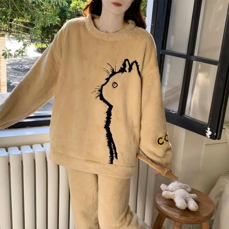 Pijamas de franela para mujer, nuevo modelo de otoño e invierno, bonito traje, ropa de dormir cómoda, ropa de casa gruesa con forro polar coral