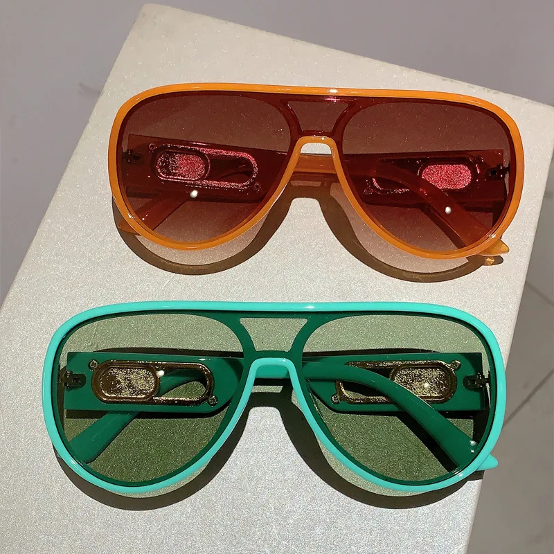 Flat Top Pilot One Piece Sunglasses Women For Men Luxury Brand Designer Vintage Punk Sunglasses Popular Rivet Big Frame Shades