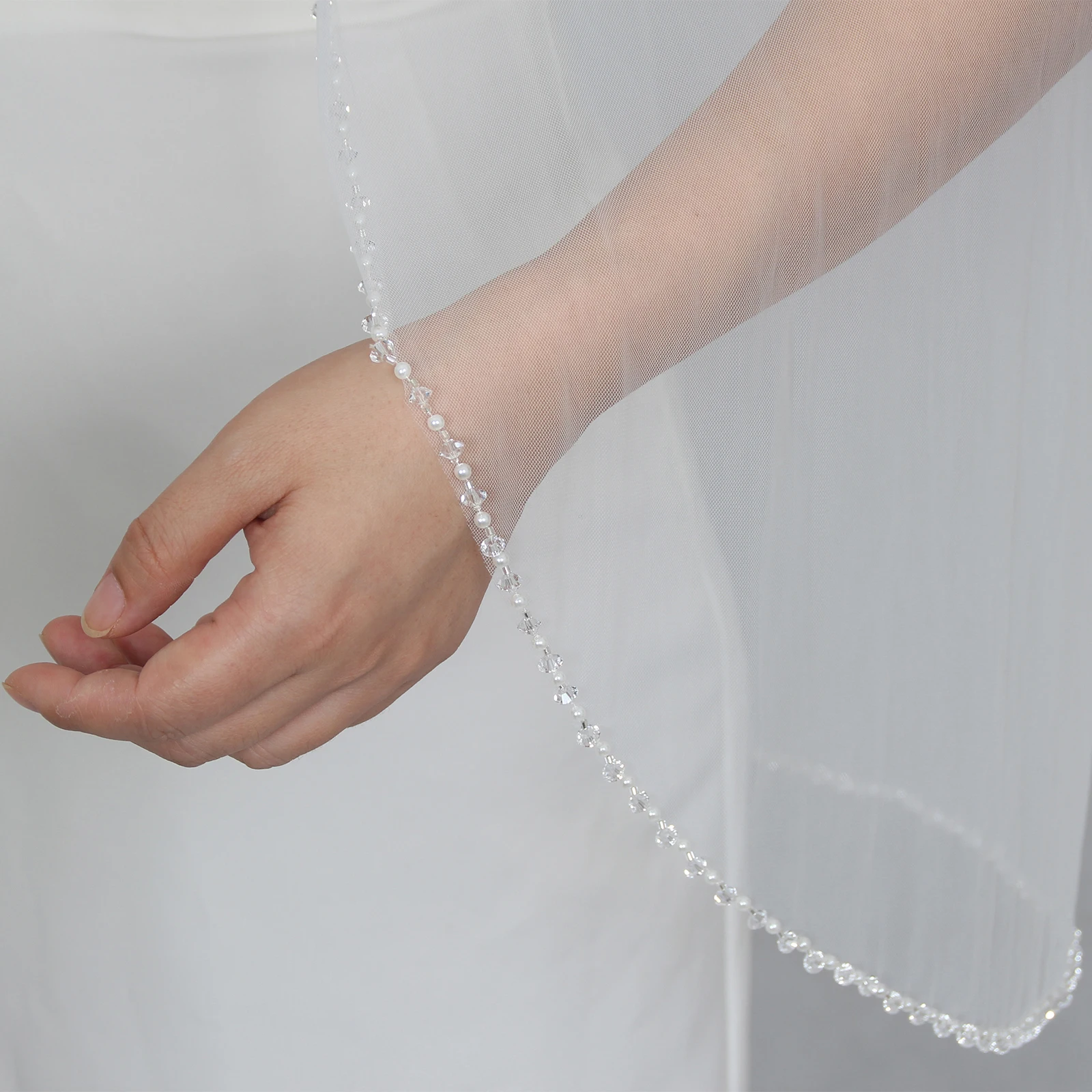حجاب زفاف بطول الإصبع مع حواف مطرزة باللؤلؤ والكريستال مخيط يدويًا على الطراز الكلاسيكي الرقيق والناعم مع مشط شعر