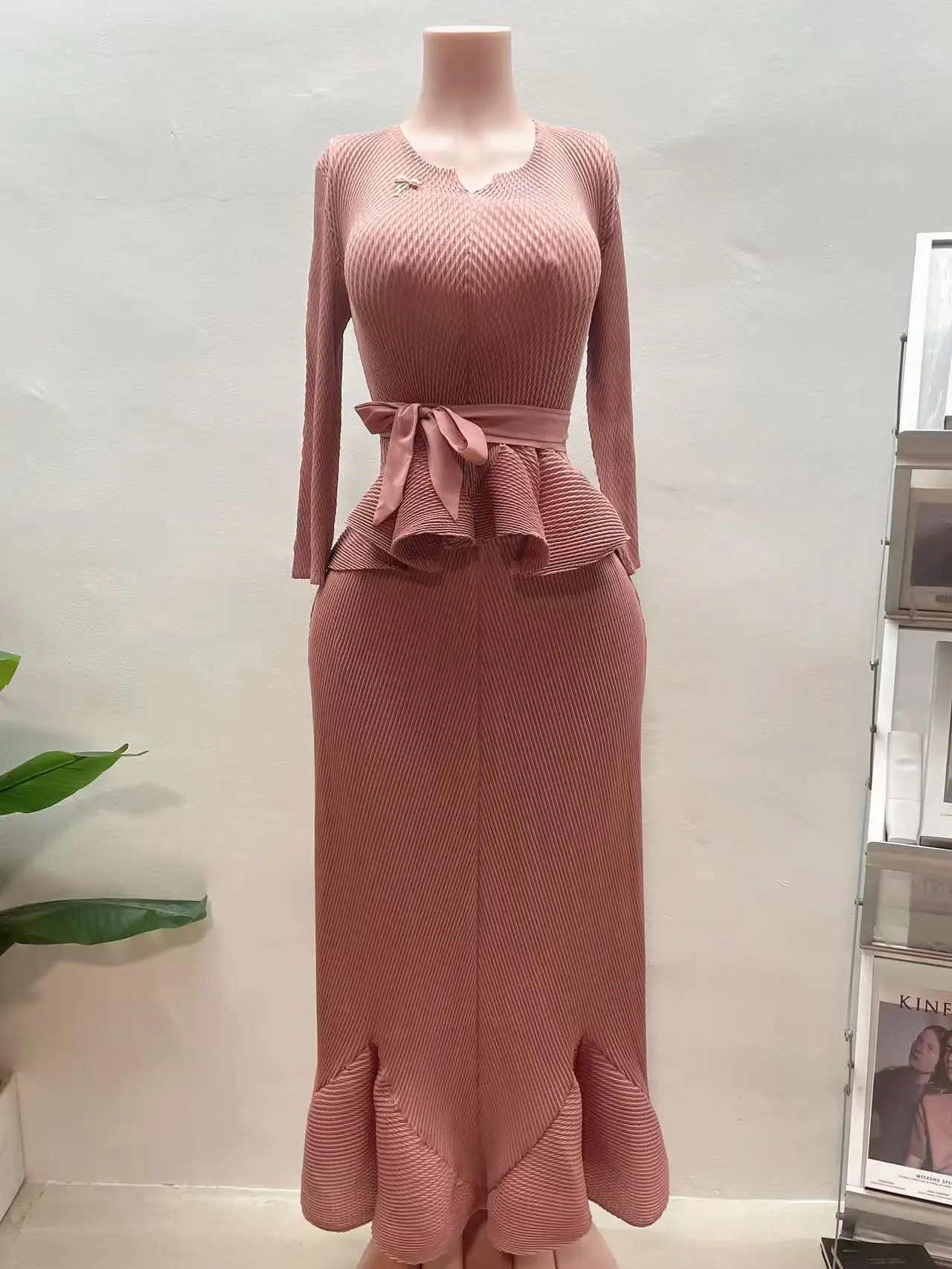 

2025 Miyake Folds, осенний новый модный универсальный женский костюм с v-образным вырезом, свободный комплект из двух предметов с длинными рукавами