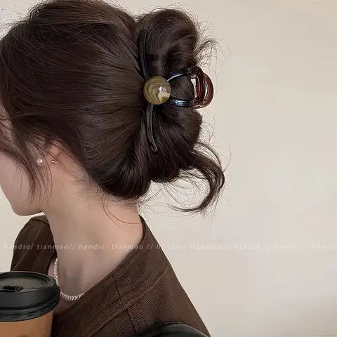 여성을 위한 우아한 진주 브라운 헤어 클립 – 매력적인 헤어 액세서리