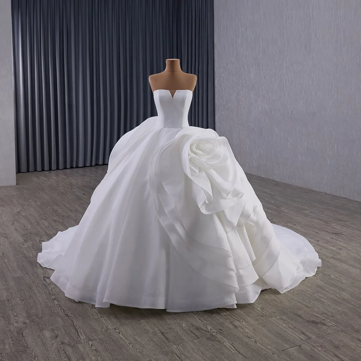 

Ladies' High-End White Layered Pleated Wedding Dress 2025 Ball Dress Strapless Sleeveless Backless Church Dress Customization