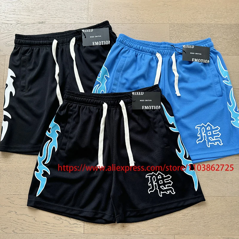 

Американский тренд, уличный пляж, смешанная ЭМОЦИЯ, спортивные шорты, брюки, настоящая фотография, высокое качество, шорты с принтом логотипа, смешанные эмоции, брюки