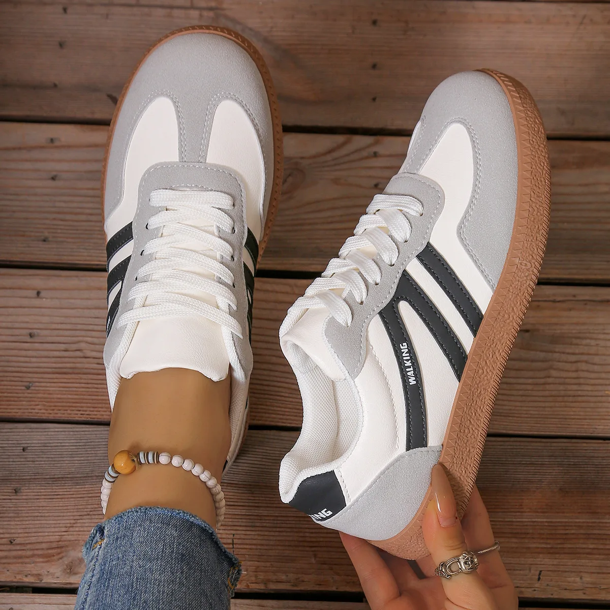 Scarpe da ginnastica da donna Primavera Nuovi mocassini piatti di lusso Comode scarpe da ginnastica morbide da donna Scarpe da esterno leggere per le donne