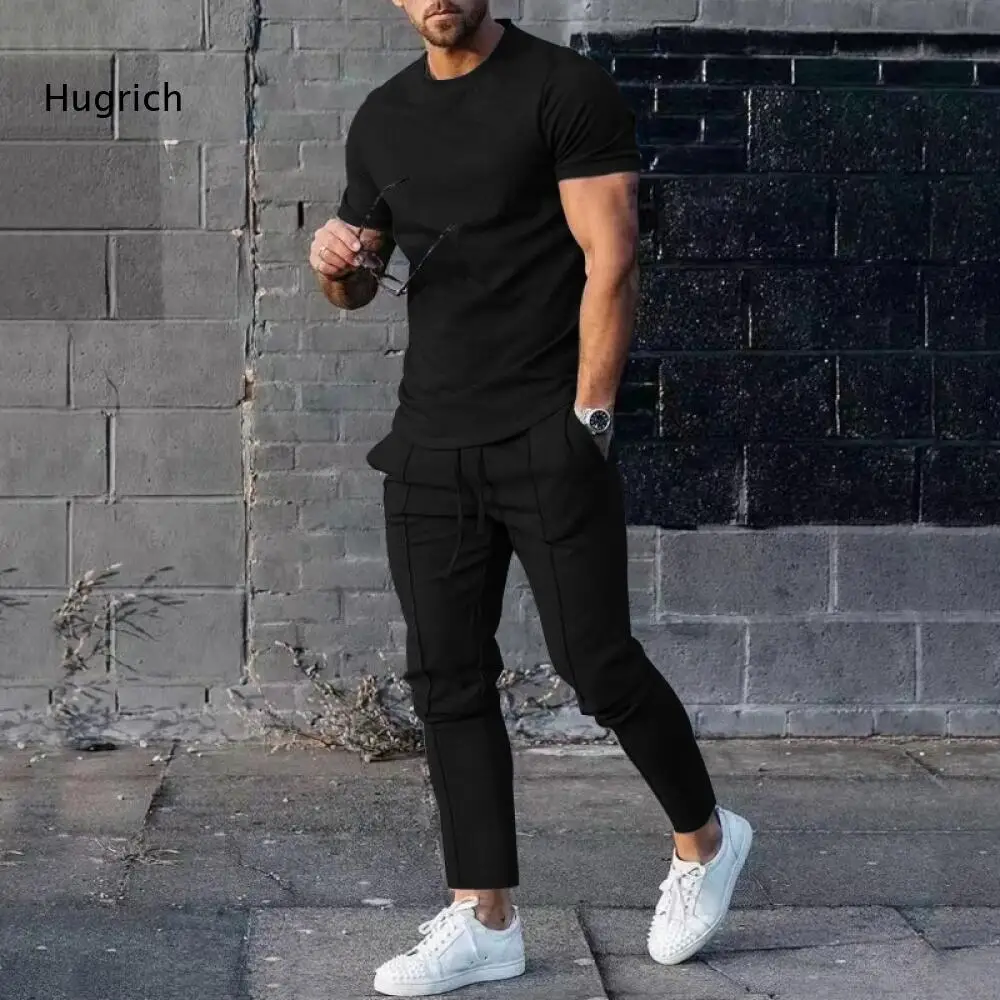 Solid Color Two Piece Outfit For Men Crew Neck Short Sleeve Pullover And Drawstring Waist Cropped Pants For Everyday Dressing