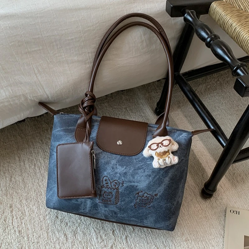 

Elegant Women's Messenger Bag Crossbody Style Made Of Premium Leather For Practical Use From Famous Luxury Brand