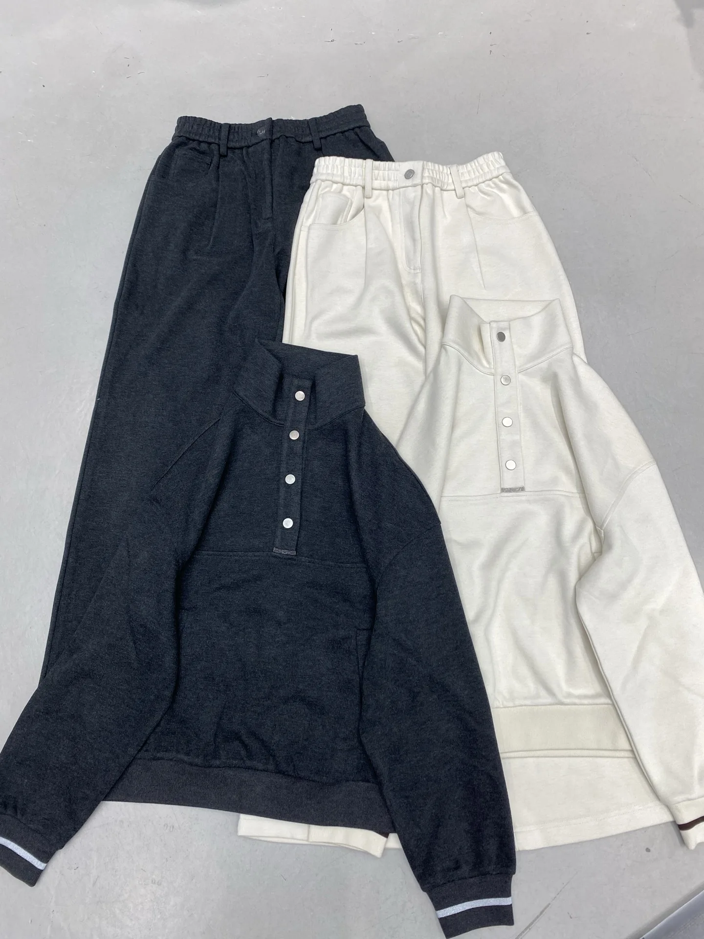 Women's Autumn/Winter Stand-Collar Sweatshirt Set: Pullover Paired with Straight-Leg Pants Featuring an Elastic Waist