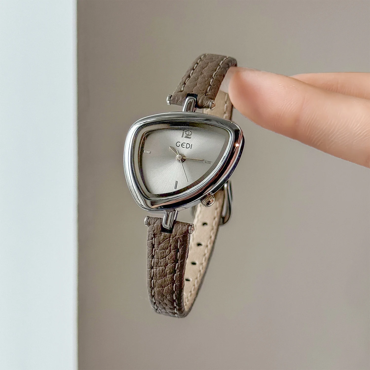 Montres pour femmes rétro-chiques irrégulières Triangle créatif petit cadran bracelet en cuir véritable montre pour femme à Quartz résistante à l'eau