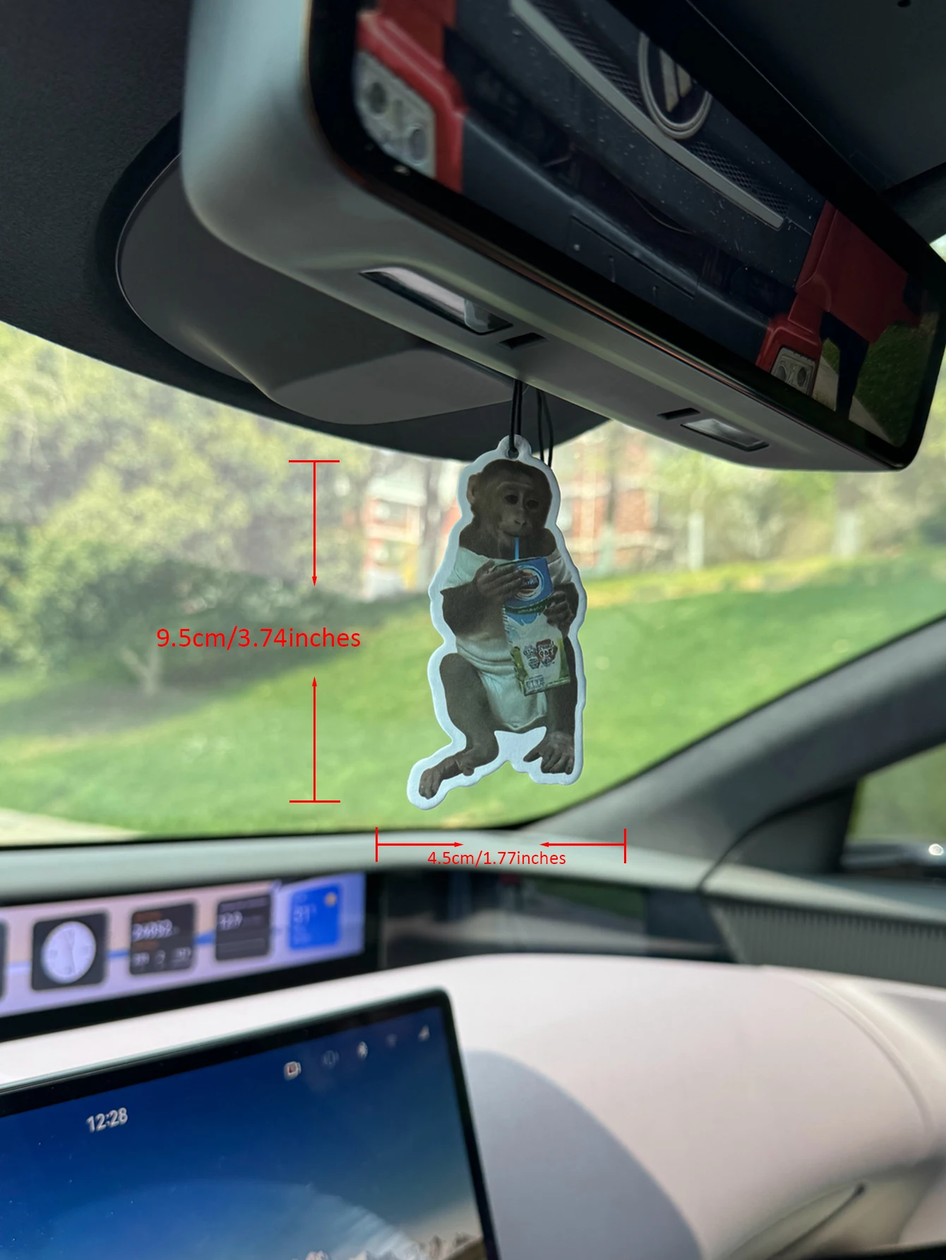 عطر القرد برلين جيرل (سلسلة العطور الفاخرة) عطر سيارة للجنسين ومعطر جو غير سام |     الزيوت العطرية الطبيعية وأقراص العطرية العطرية (نورولي/الجريب فروت/الأرز) |     نوع التعليق ويمكن استخدامه كمشبك تنفيس |     عطر يدوم طويلاً لمدة 60-90 يومًا |     إزالة الروائح الكريهة وتنقية الهواء |     مناسبة للاستخدام في السيارات والمنازل وخزائن الملابس والحمامات. |     تصميم الرسوم المتحركة الكرتونية |     نفس العطر مثل منتجات العداد |