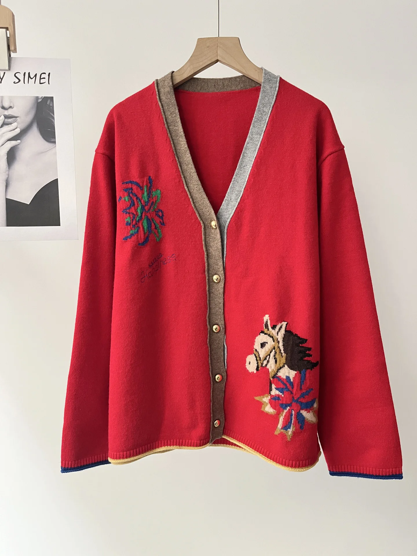 

Красный вязаный кардиган контрастного цвета с v-образным вырезом, женский осенне-зимний жаккардовый свободный повседневный свитер в стиле ретро 092-2119