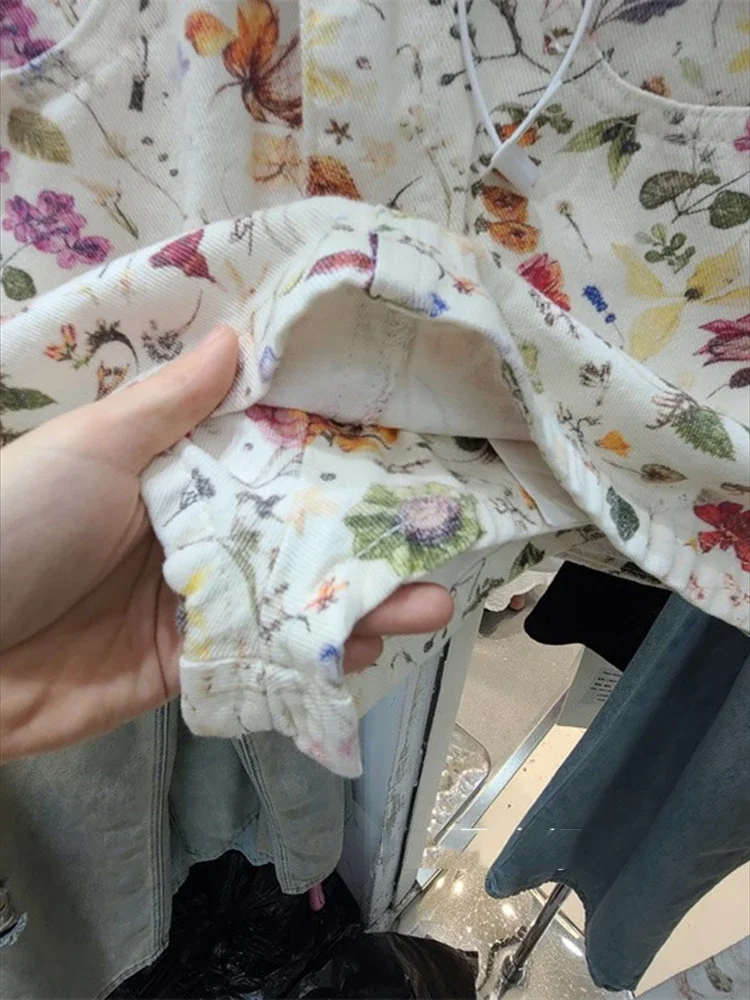 تنورة قصيرة من قماش الدنيم مطبوعة بالزهور البيضاء للنساء في الصيف من تنورة حلوة وعالية الخصر لتنحيف الخصر وتعانق الورك