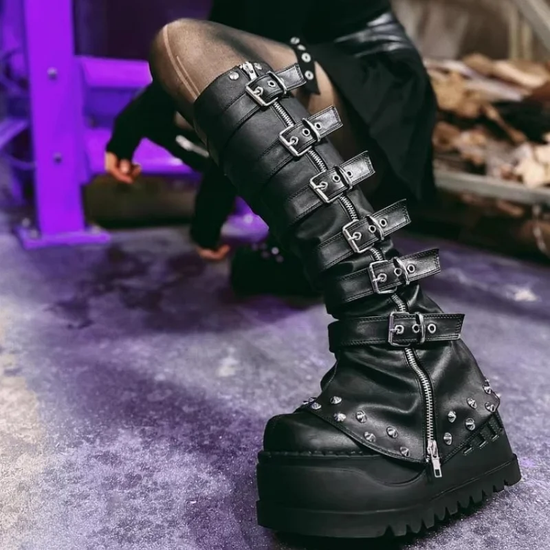 

Черные панк-ботинки на толстой подошве с накладками на голень, высокие сапоги в готическом стиле с декоративными ремнями, кожаные ботинки с накладками на ноги