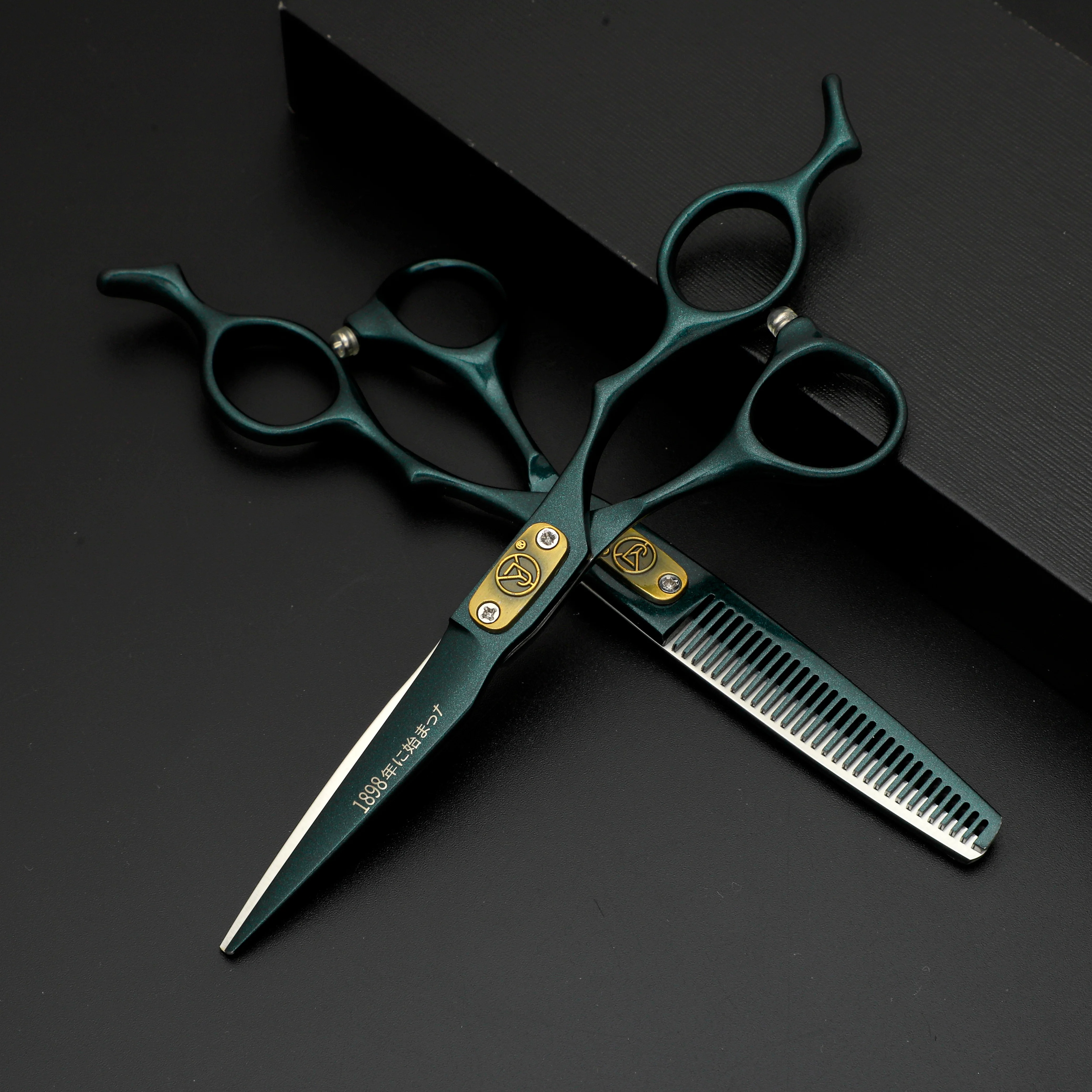 

Профессиональные машинки для стрижки волос премиум-класса, с высококачественной двухцветной черно-золотой ручкой, лезвием и чехлом, обеспечивающими долговечность.