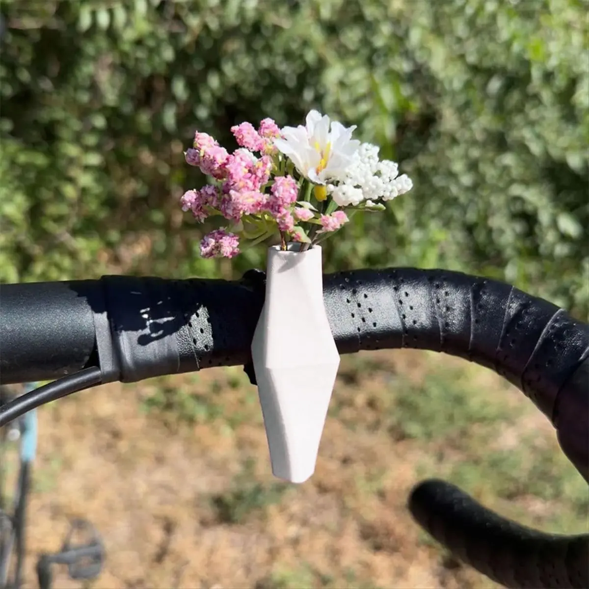 Bike Flower Vase for Handlebars, Funny Bike Handlebar Vase B Main in Car Light