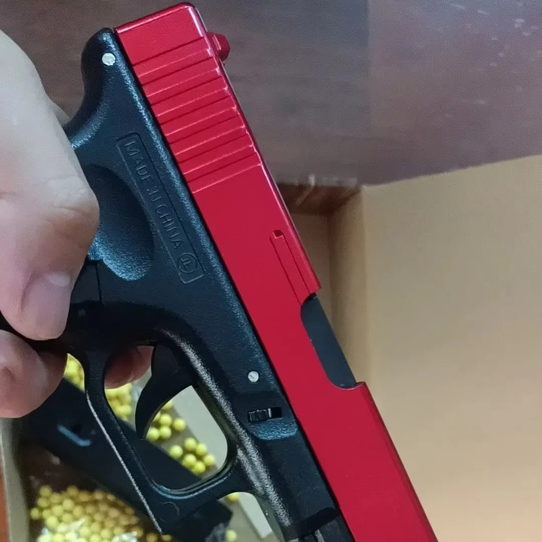 2025 Pistola giocattolo per amore per bambini Camera vuota Mitragliatrice sospesa Pistola giocattolo Manuale a sgancio rapido Ragazzo Q1 Rivista inferiore per bambini