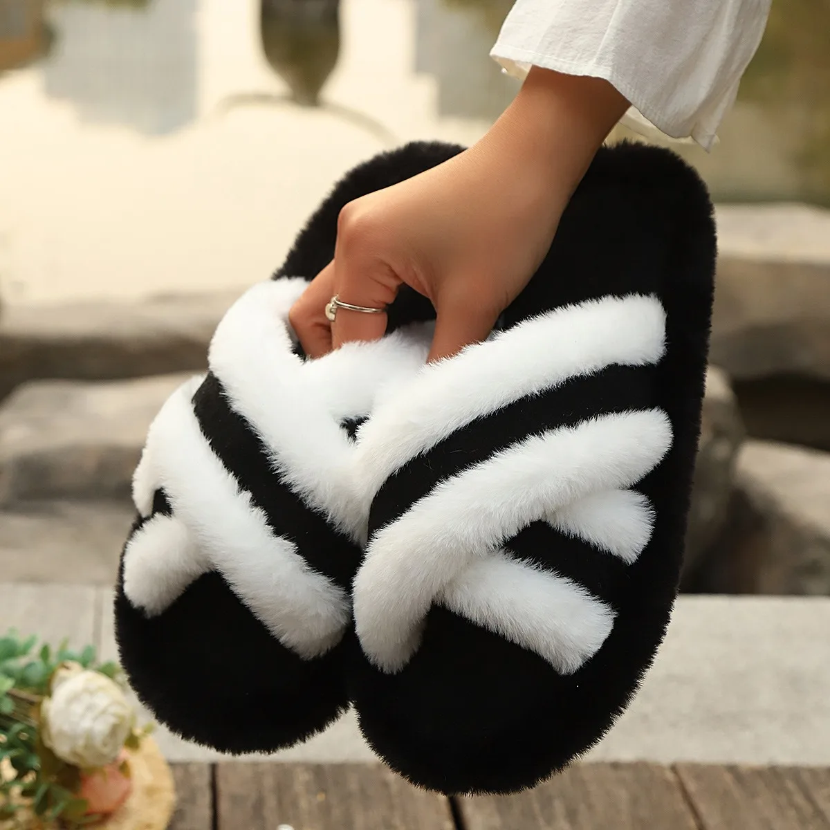 

New Women's Home Fur Slippers Outdoor Fluffy Cross Slides Woman EVA Flip Flops House Lightweight Soft Furry Flat Shoes Wholesale