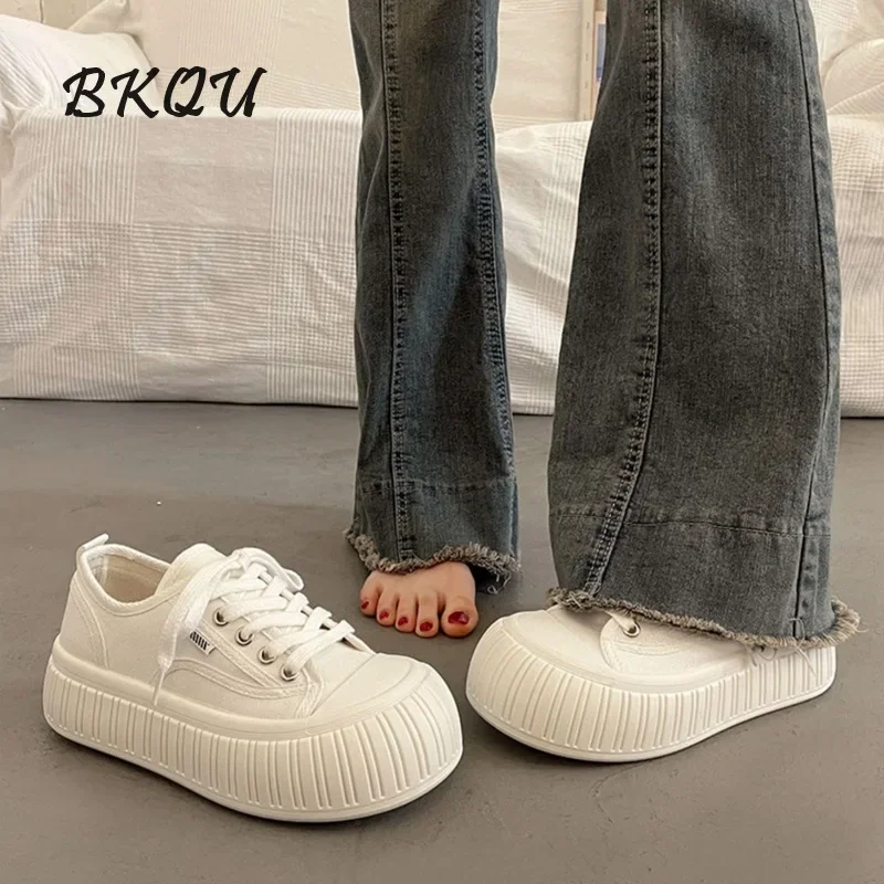 BKQU-sapatos de lona preta com sola grossa para mulheres, sapatos esportivos de grande cabeça, sapatos brancos pequenos combinando com tudo, novo, outono, 2022